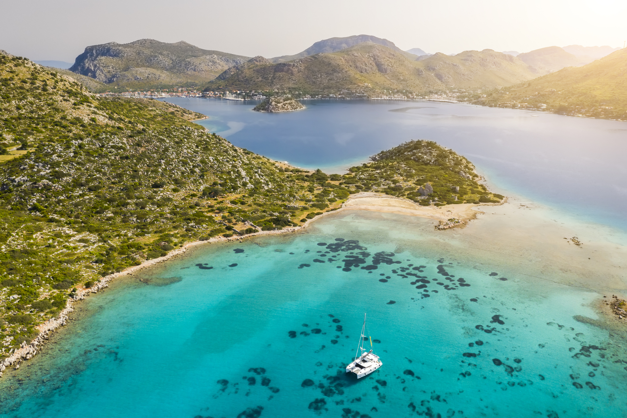 Met de Nederlandse reisorganisatie Amorgos kun je meezeilen tussen de eilanden Martinique, St. Lucia en de Grenadines.