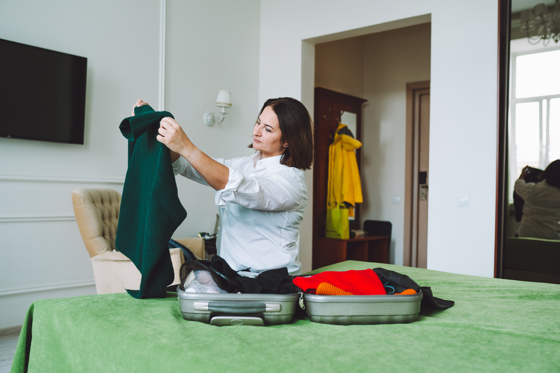 Wat vooral géén goed idee is: je koffer open op het bed leggen. Het lijkt praktisch, maar het is precies de route die bedwantsen nodig hebben om een gratis retourticket te bemachtigen.