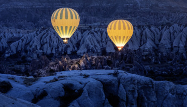 Twee luchtballonnen zweven in het donker boven cappadocie in Turkije