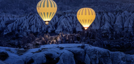 Twee luchtballonnen zweven in het donker boven cappadocie in Turkije