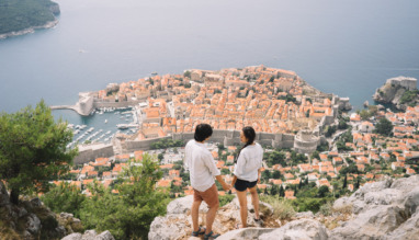 Jong stel kijkt vanuit de bergen uit over Dubrovnik