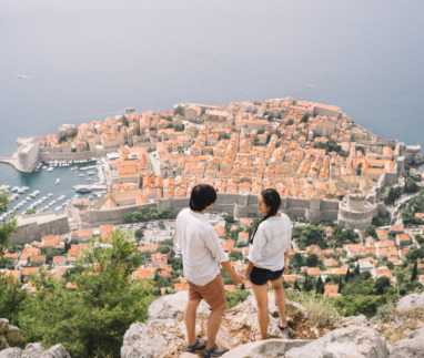 Jong stel kijkt vanuit de bergen uit over Dubrovnik