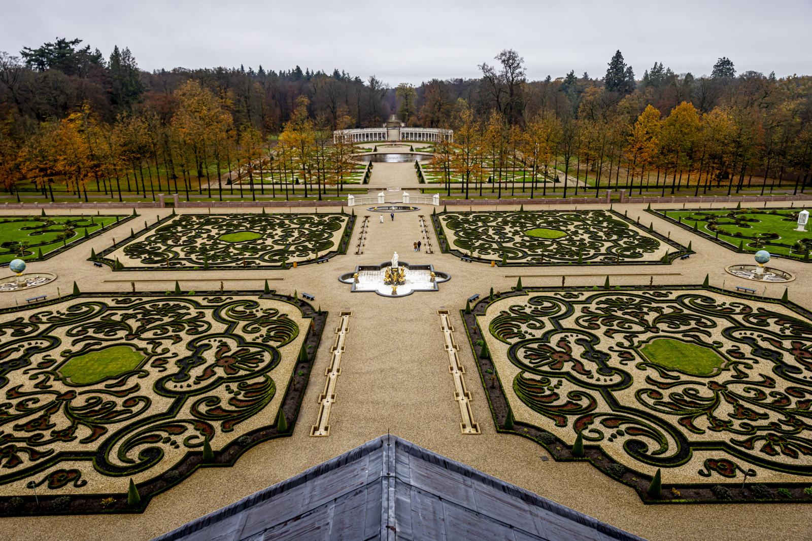 Symmetrische baroktuinen van Paleis Het Loo met fonteinen en parterres.