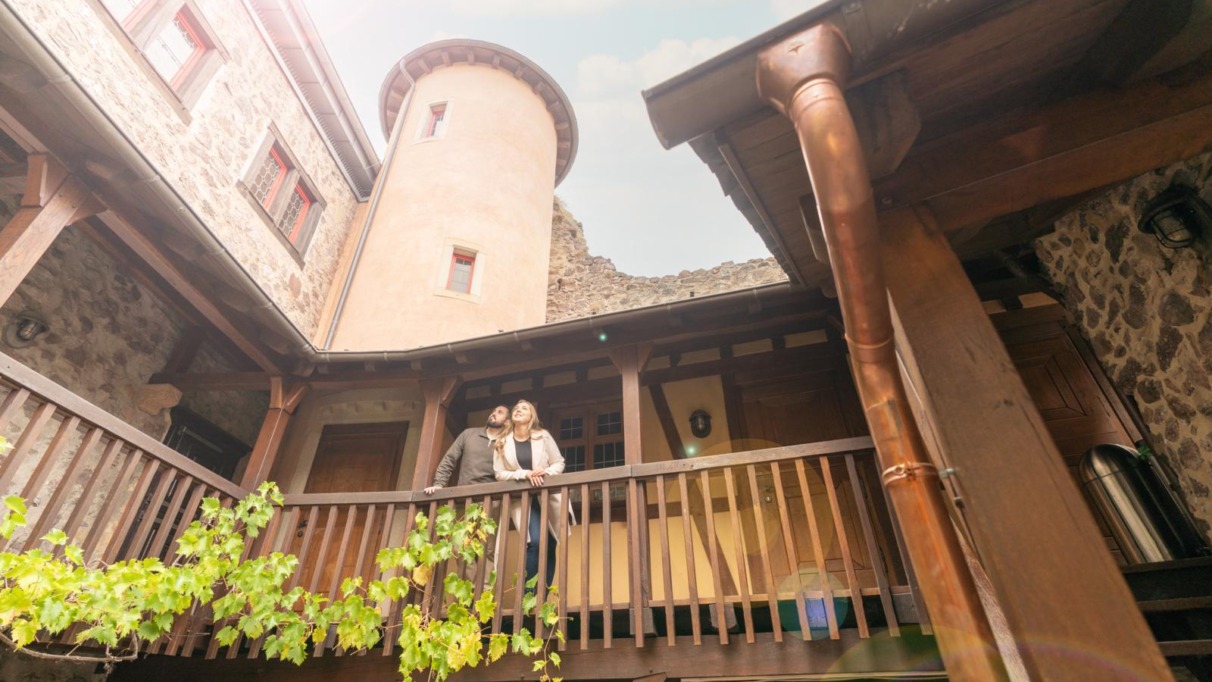 Stel staat op een houten galerij in Schloss Oberstein in Idar-Oberstein, Duitsland.