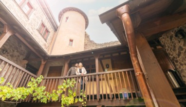 Stel staat op een houten galerij in Schloss Oberstein in Idar-Oberstein, Duitsland.