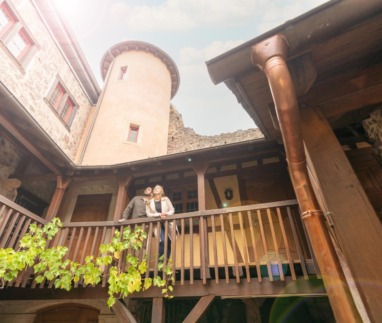 Stel staat op een houten galerij in Schloss Oberstein in Idar-Oberstein, Duitsland.