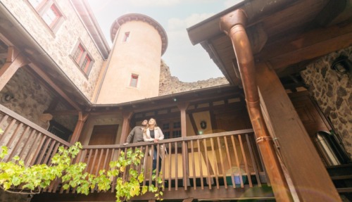 Stel staat op een houten galerij in Schloss Oberstein in Idar-Oberstein, Duitsland.
