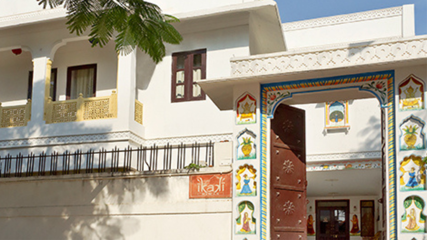 Traditioneel Rajasthani herenhuis met beschilderde poort bij Ikaki Niwas-hotel in Jaipur, India