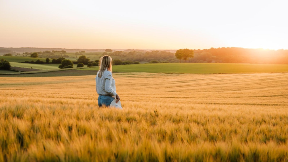 Vrouw staat in het weiland van Eys, Limburg