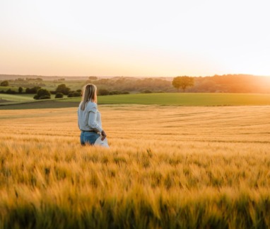 Vrouw staat in het weiland van Eys, Limburg
