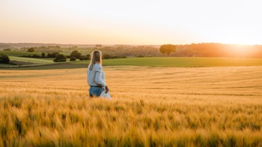 Vrouw staat in het weiland van Eys, Limburg