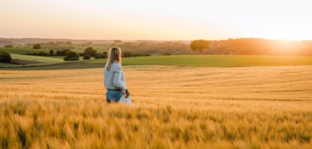 Vrouw staat in het weiland van Eys, Limburg