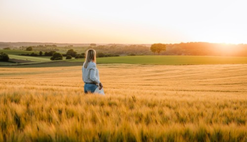 Vrouw staat in het weiland van Eys, Limburg