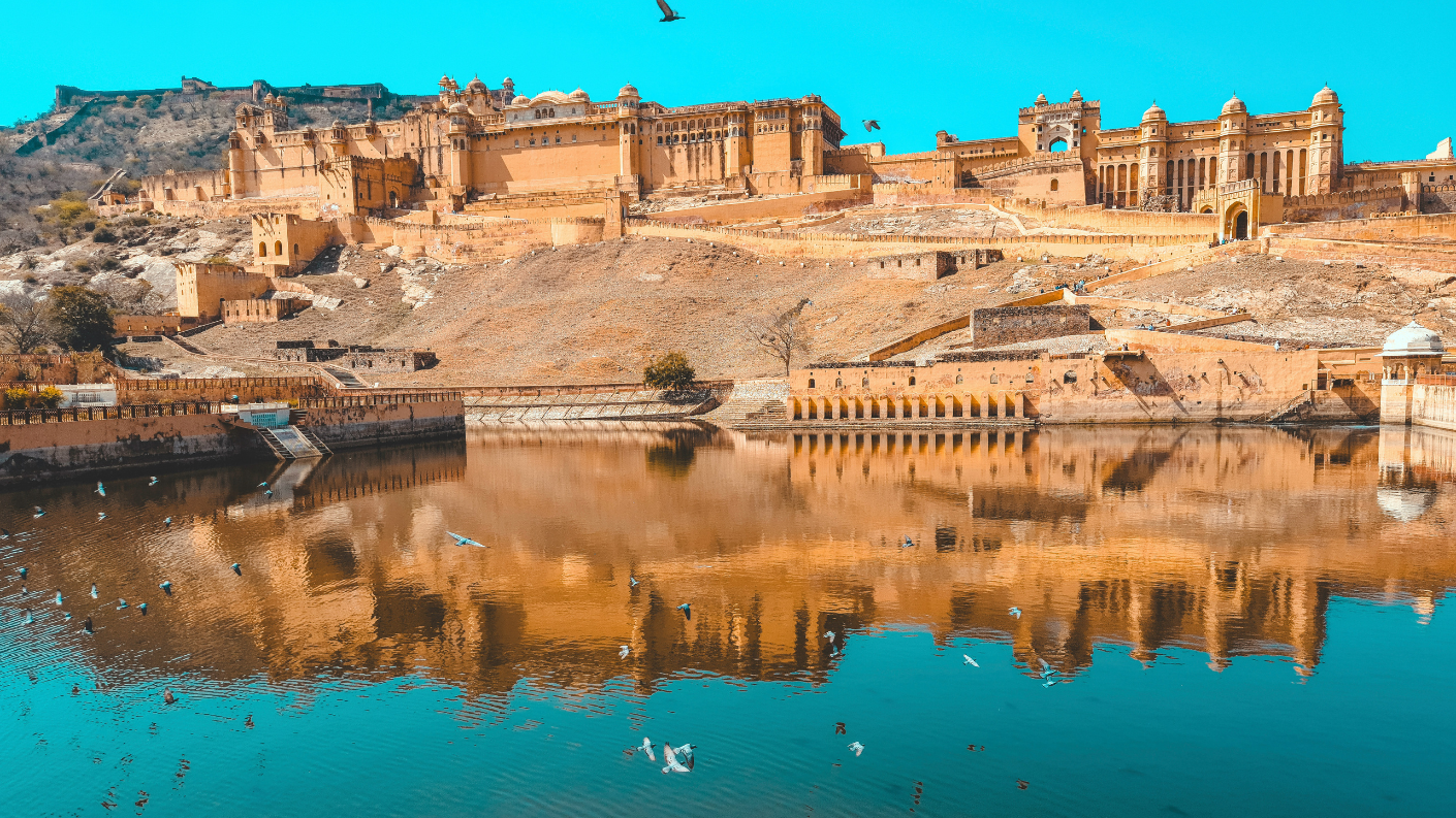 Amber Fort weerspiegelt in het Maota-meer bij Jaipur in Rajasthan, India