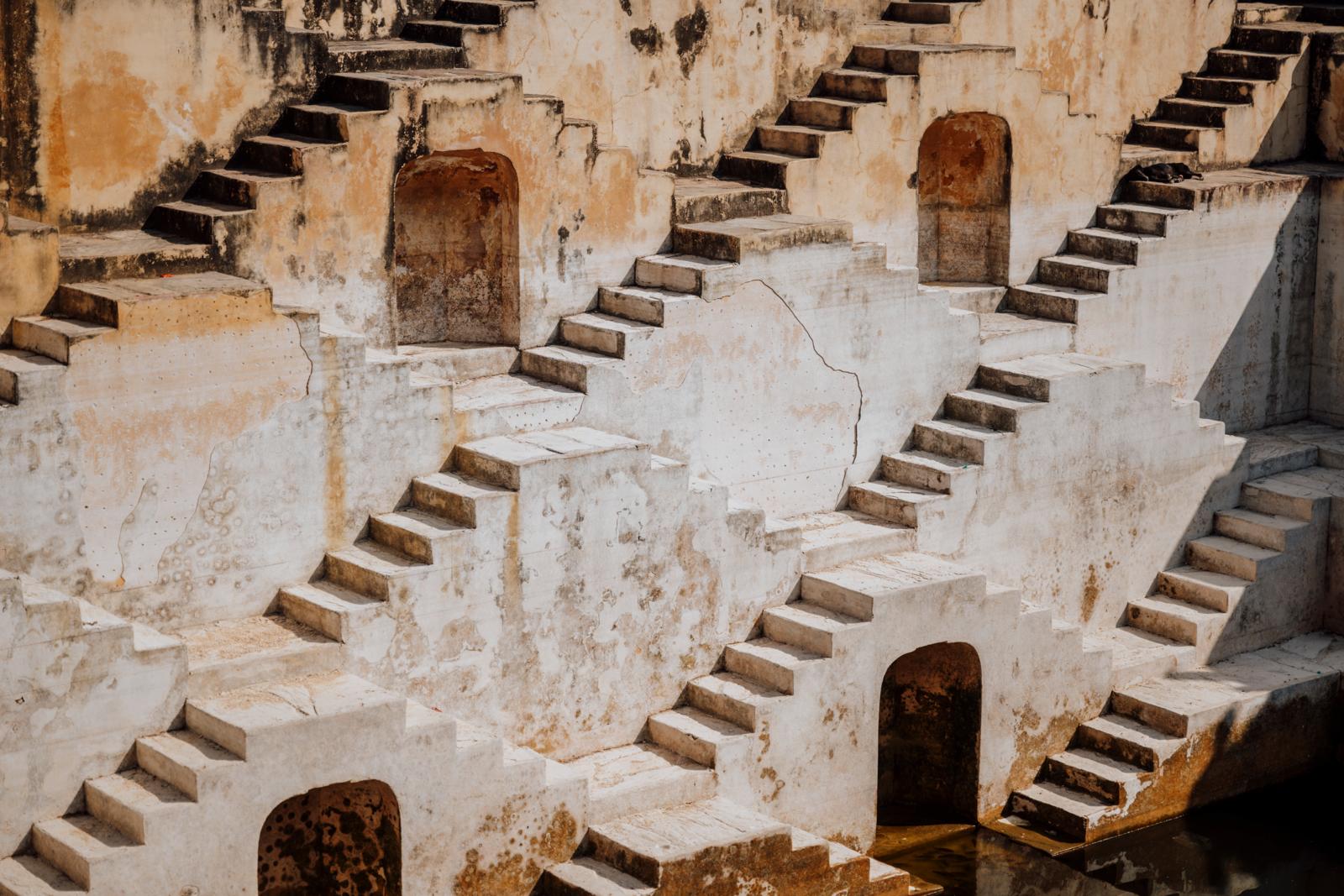 Symmetrische trappen van de Panna Meena Ka Kund trappenput in Jaipur, India