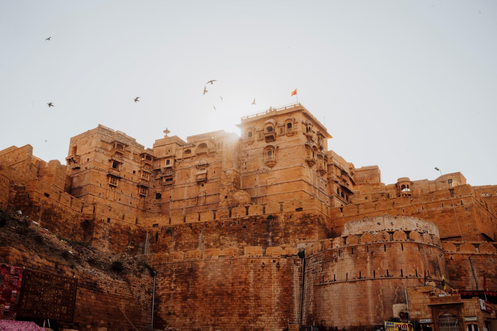 Het zandkleurige Jaisalmer Fort boven de stad Jaisalmer in Rajasthan, India