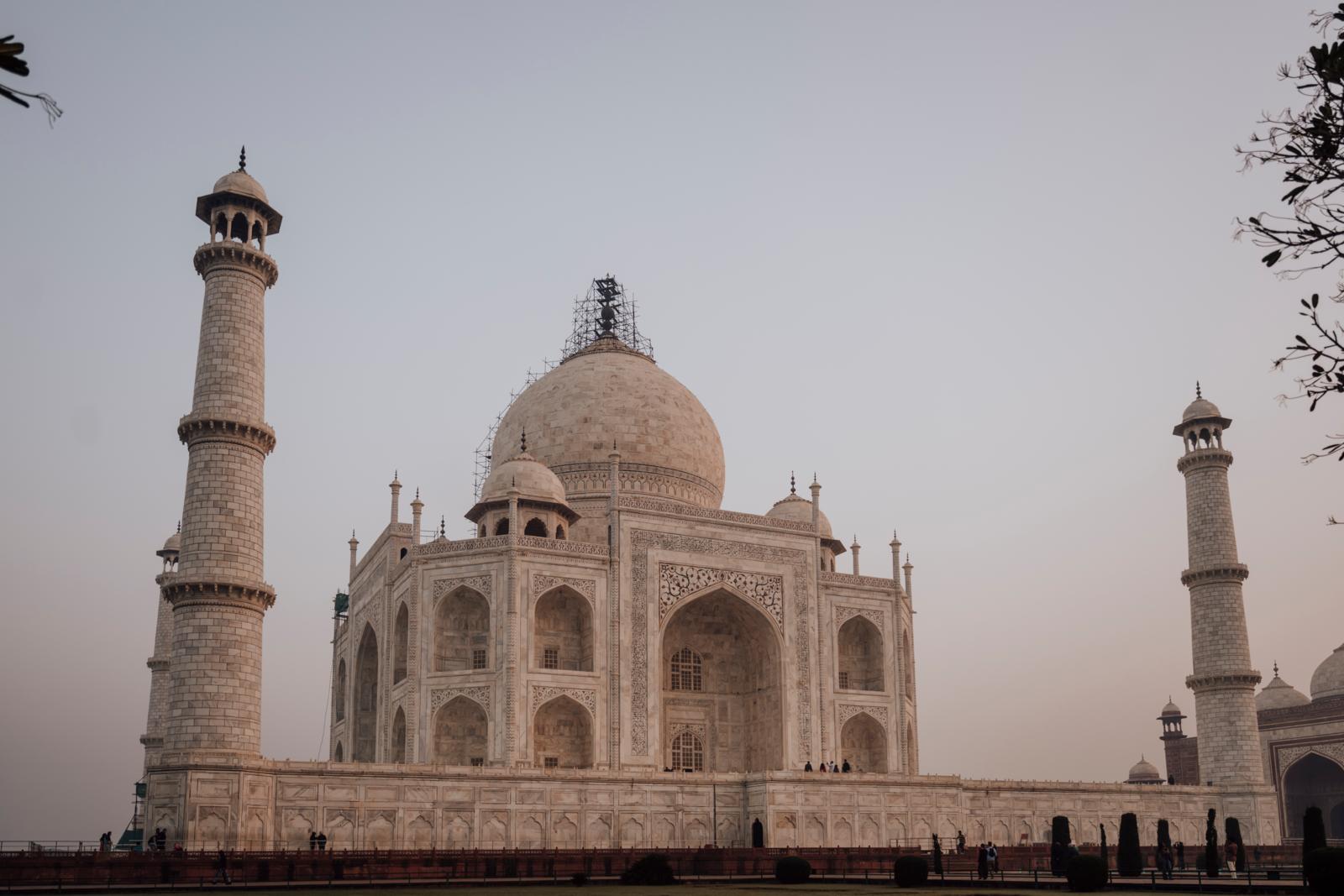 De Taj Mahal in Agra, India, met de centrale koepel en minaretten
