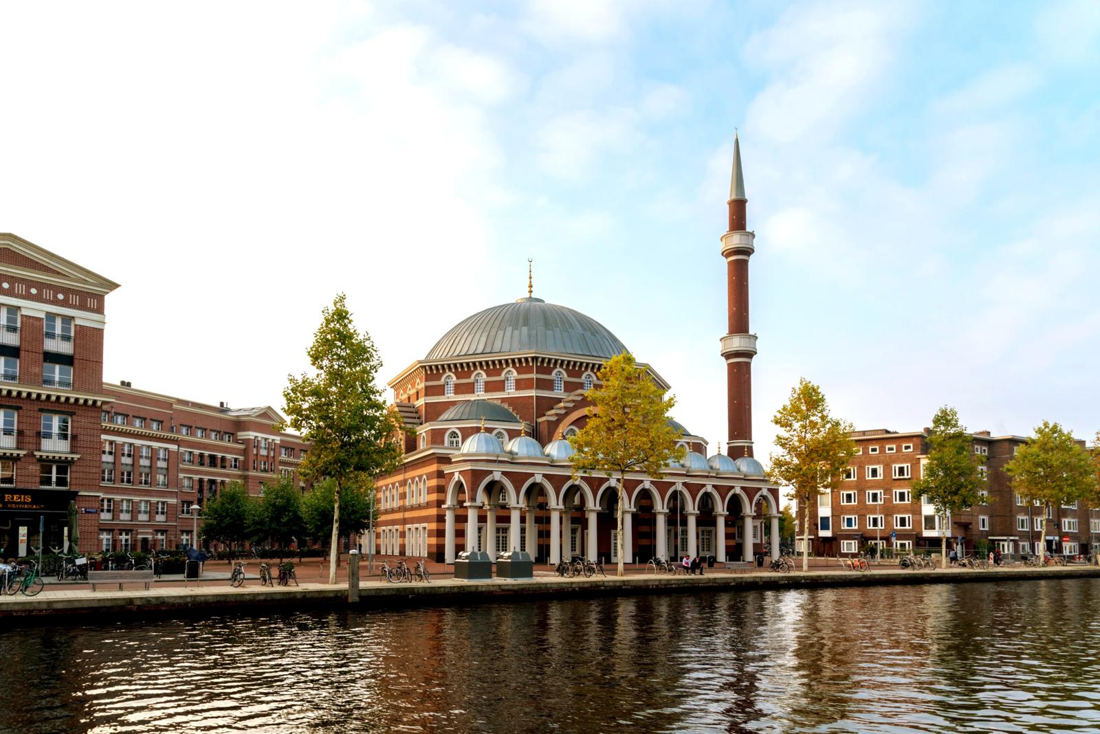 Westermoskee met koepel en minaret aan het water in Amsterdam