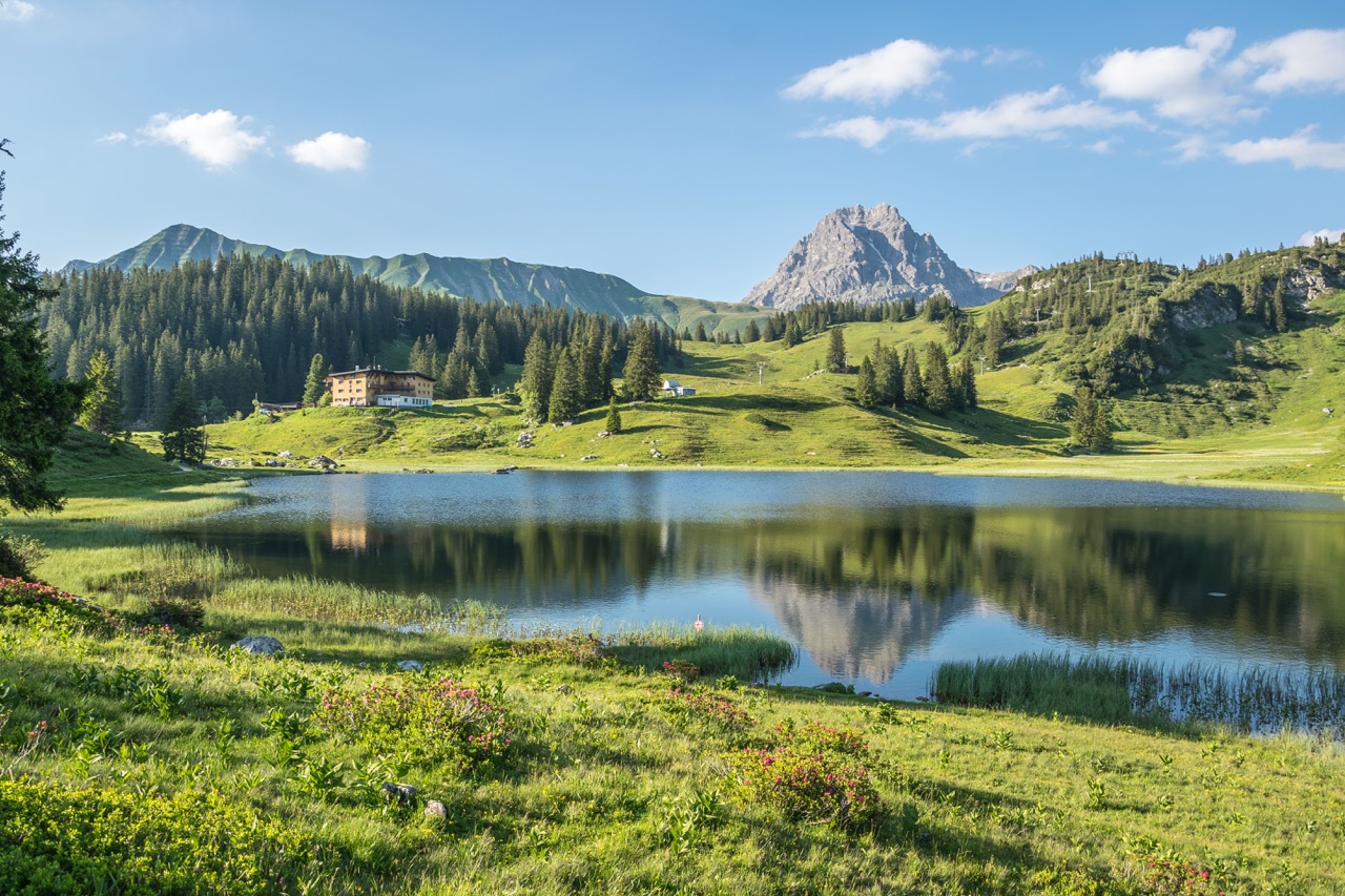 Via de Kalbelesee wandel je naar het natuurjuweel van de Körbersee, omringd door de massieve bergen van het Hochtannberggebiet in Bregenzerwald, Oostenrijk.