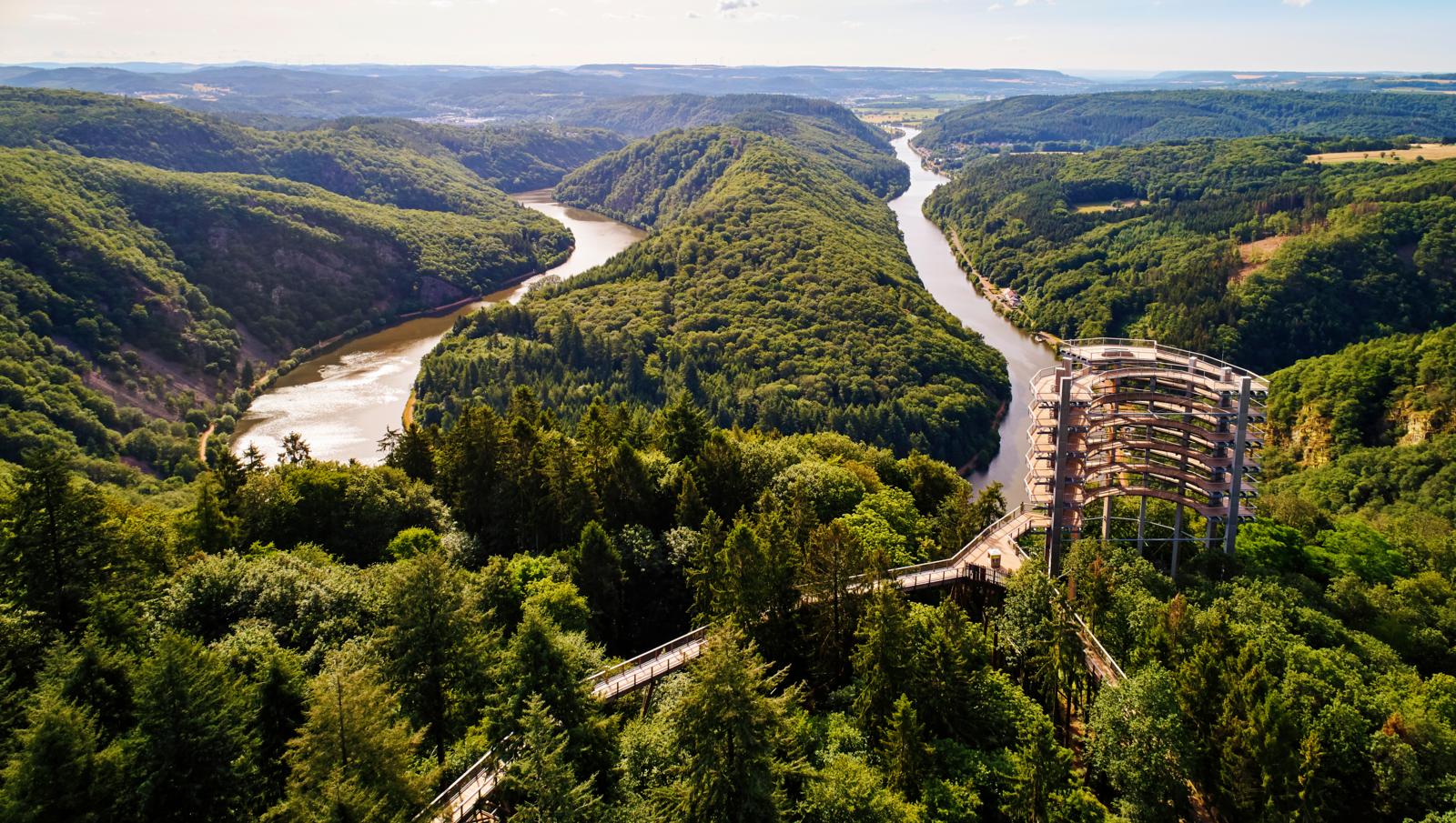 Uitzichttoren van het Baumwipfelpad boven de Saarschleife met uitzicht over de bocht van de rivier de Saar in Saarland, Duitsland