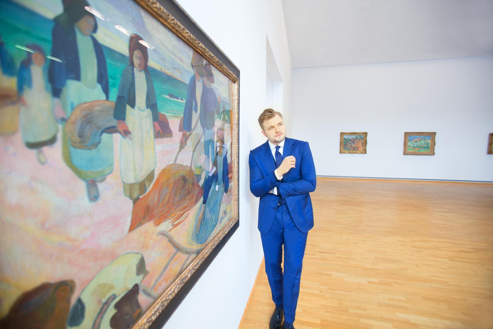 Bezoeker bekijkt schilderijen in Museum Folkwang in Essen, Duitsland