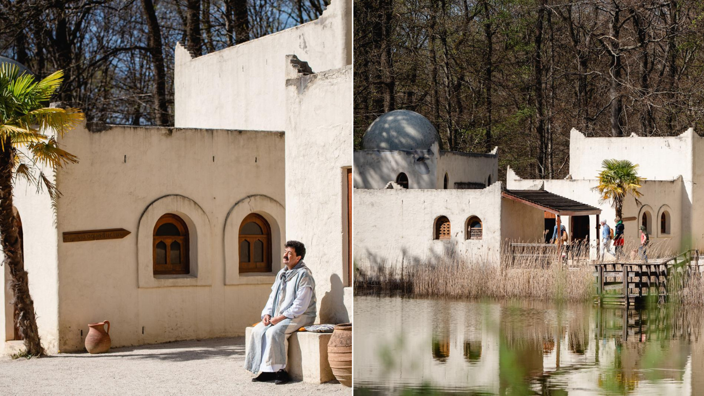 Traditioneel Arabisch dorp met lemen huizen en koepel bij water in Museumpark Orientalis.