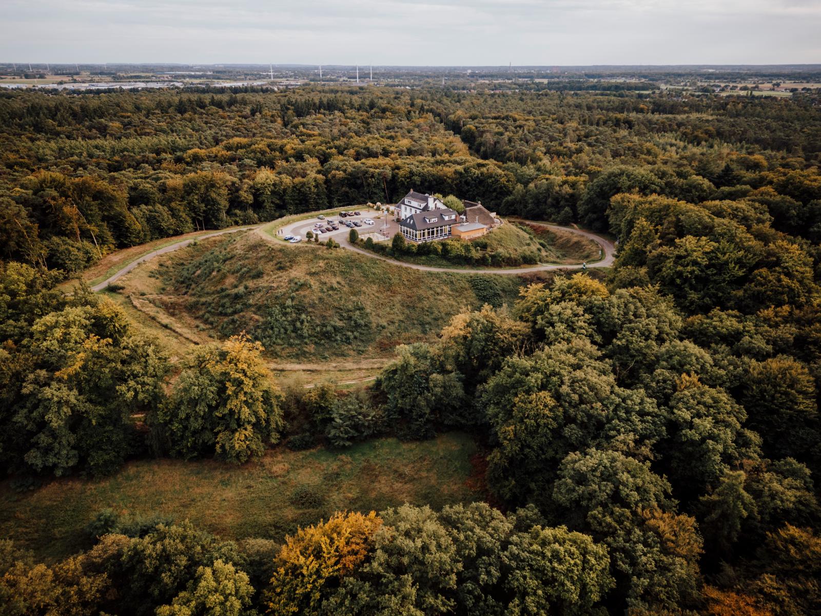 Uitzichtpunt op heuvel in Montferland omringd door bos en glooiend landschap.