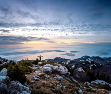 Man staat met armen wijd in Northern Velebit National Park in Kroatie
