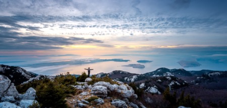 Man staat met armen wijd in Northern Velebit National Park in Kroatie