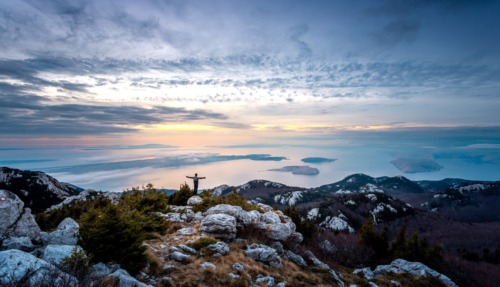 Man staat met armen wijd in Northern Velebit National Park in Kroatie