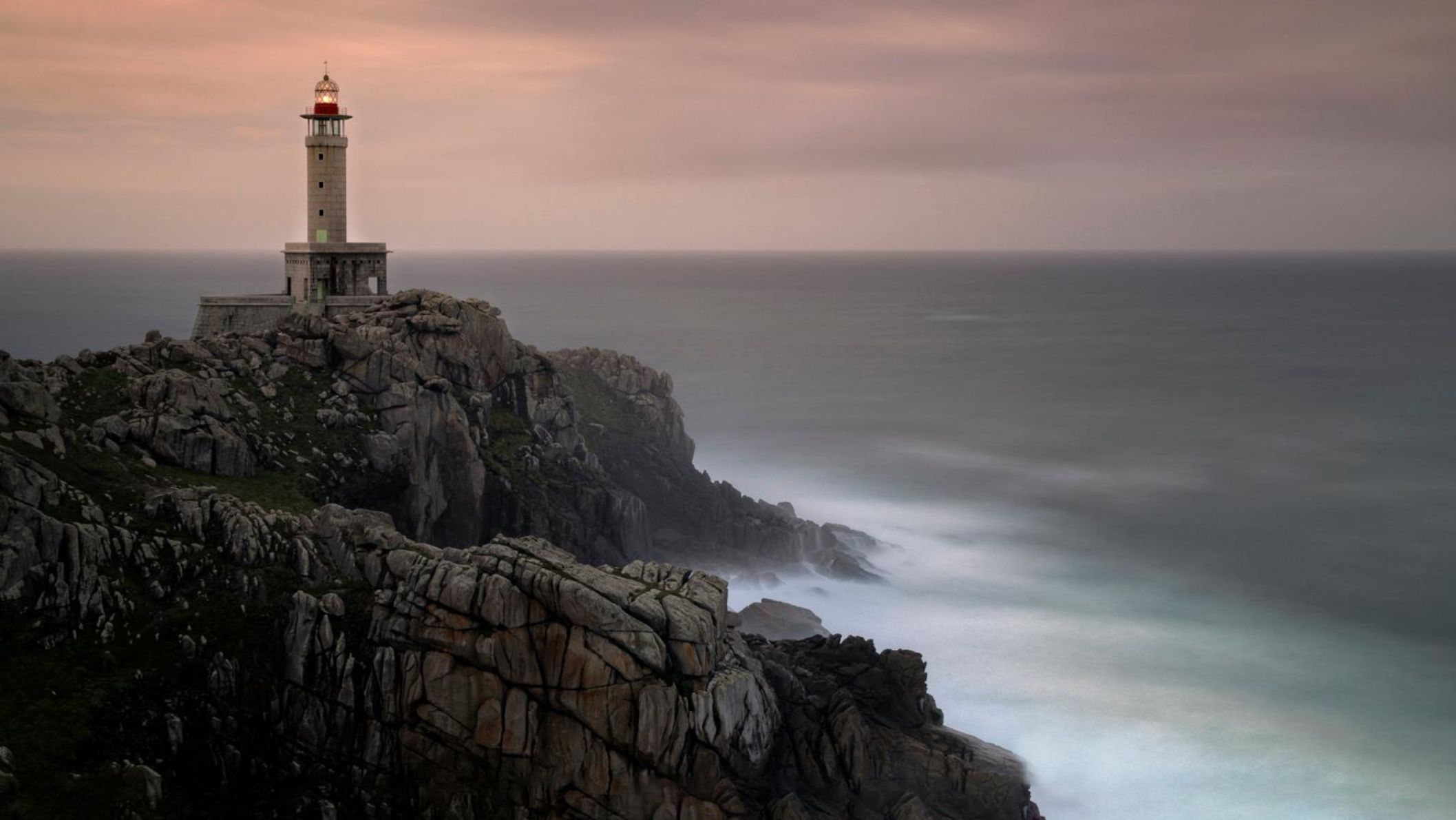 Vuurtoren op rotsachtige klif langs O Camiño dos Faros in Galicië, Spanje.