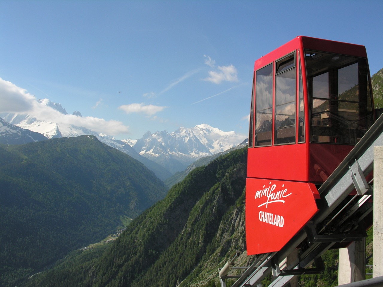 Van het unieke traject van VerticAlp Emosson sla je steil achterover. Gelukkig niet letterlijk, maar het komt verdraaid dicht in de buurt: met een maximale helling van 87% is de kabelspoorweg die in het dorp Châtelard begint, op een hoogte van 1.120 meter, een van de steilste ter wereld. 
