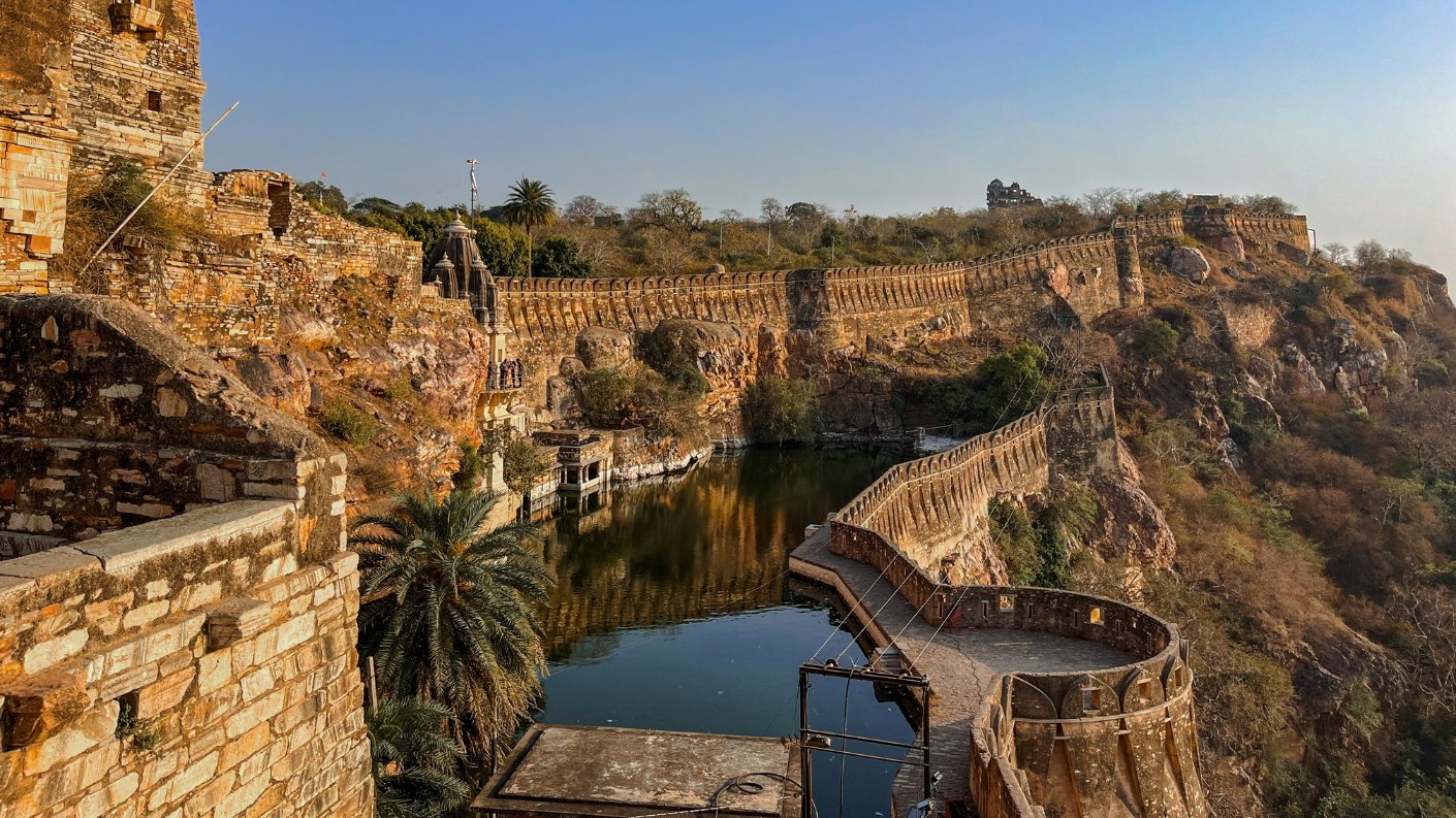 Vestingmuur van Kumbhalgarh Fort slingert door het heuvelachtige landschap van Rajasthan in India