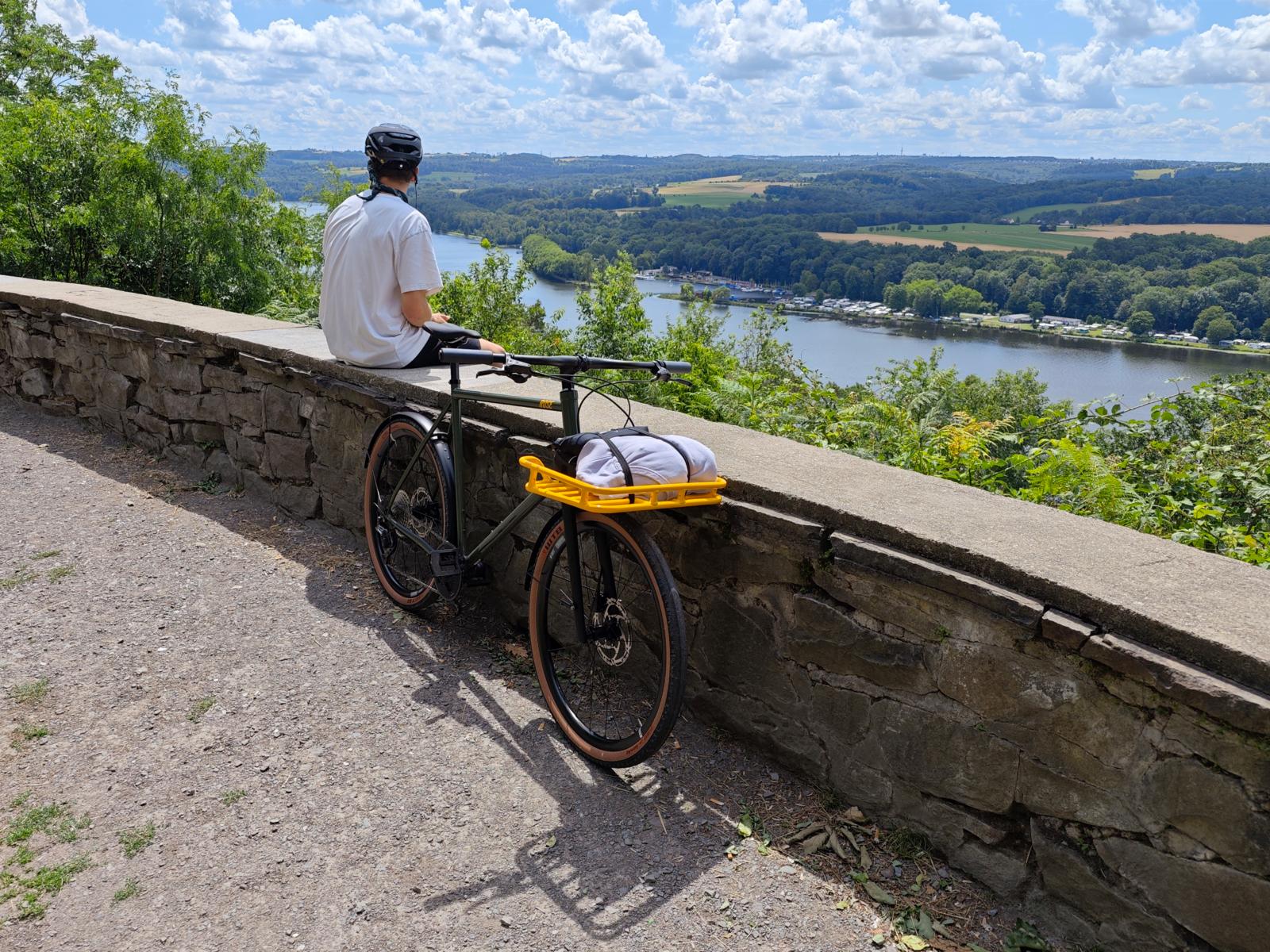 Fietser rust uit met uitzicht op de Baldeneysee en het landschap rond Essen, Duitsland