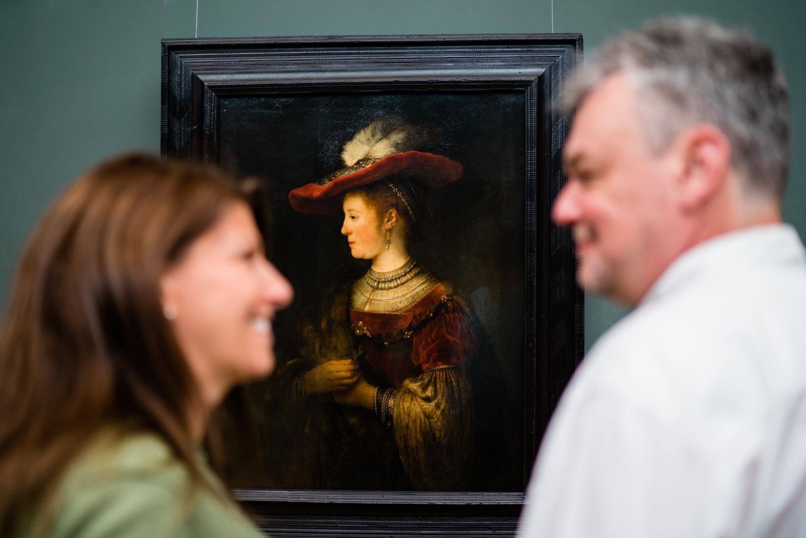 Bezoekers bekijken een schilderij in de Gemäldegalerie Alte Meister in Schloss Wilhelmshöhe in Duitsland.