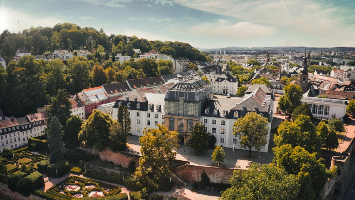 Luchtfoto van Saarbrücker Schloss en de stad Saarbrücken, Duitsland