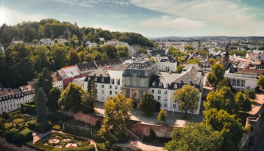 Luchtfoto van Saarbrücker Schloss en de stad Saarbrücken, Duitsland