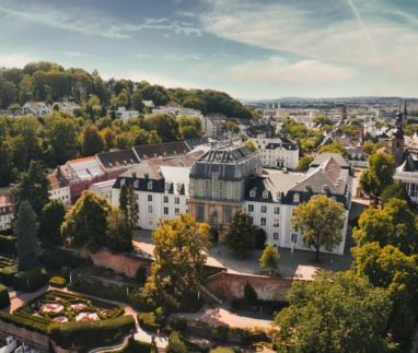 Luchtfoto van Saarbrücker Schloss en de stad Saarbrücken, Duitsland