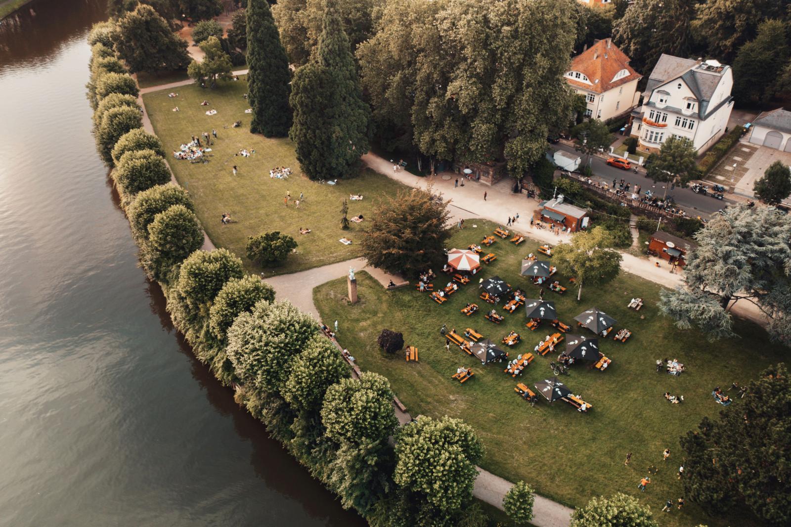 Mensen ontspannen en picknicken in het park aan de rivier de Saar in Saarbrücken, Duitsland