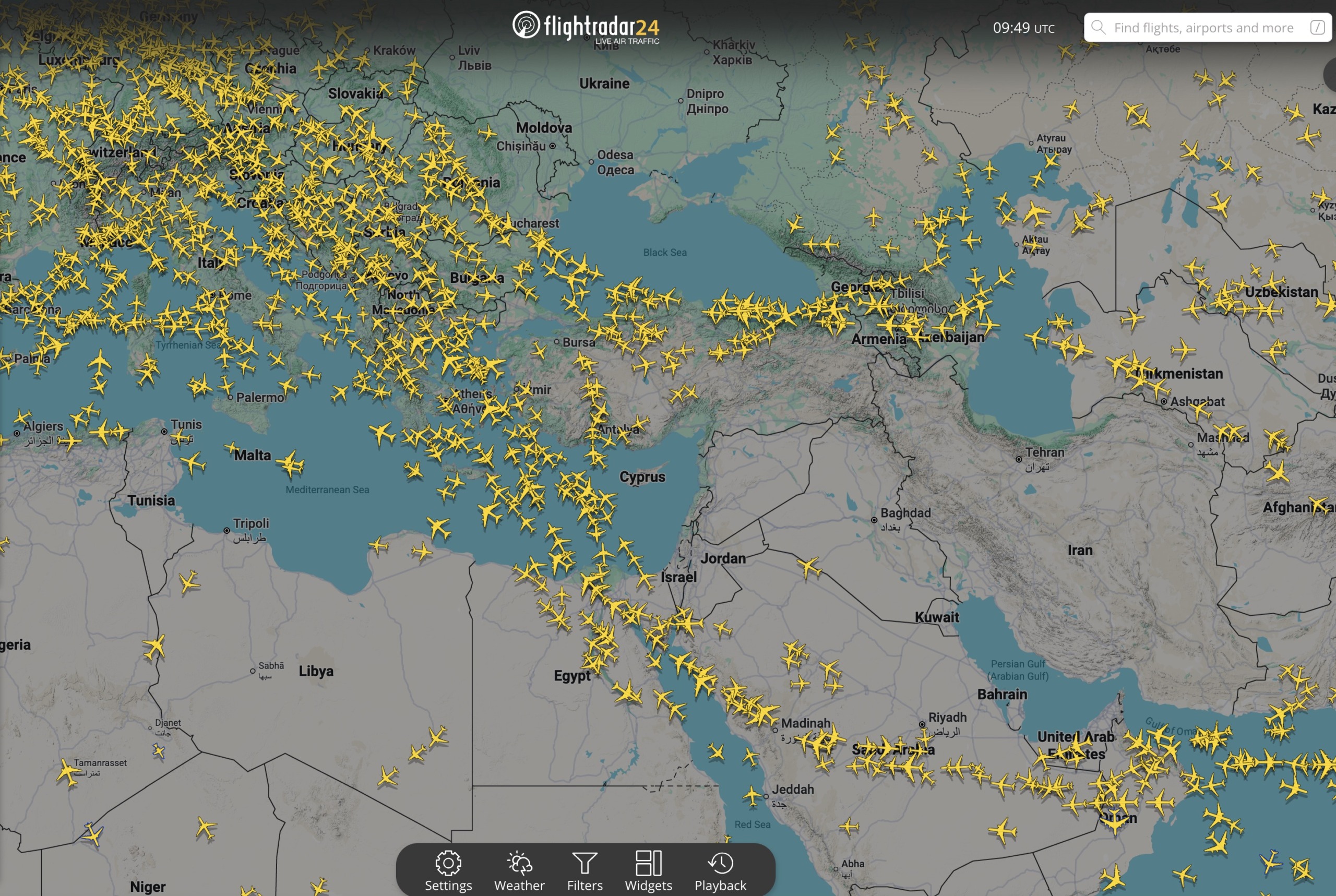 Op Flightradar24 is duidelijk te zien hoe het luchtruim boven conflictgebieden wordt gemeden, terwijl de beschikbare luchtcorridors boven Turkije en de Middellandse Zee vollopen.
