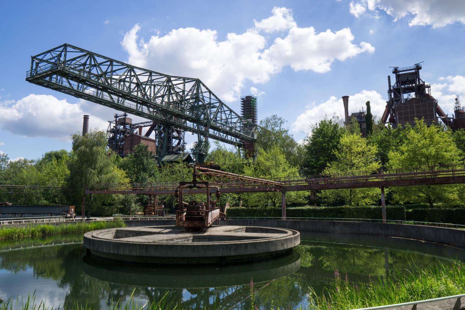 Voormalig hoogovencomplex in Landschaftspark Duisburg-Nord, omgeven door water en groen.