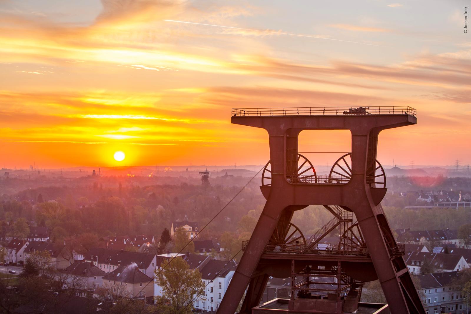 Industrieel erfgoed Zeche Zollverein bij zonsopgang in Essen, Duitsland.