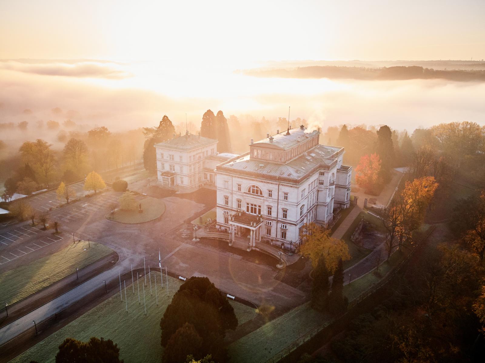 Luchtfoto van Villa Hügel in Essen omgeven door mist en herfstkleuren in Duitsland