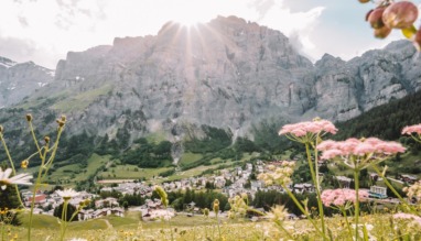 Zwitsers dorp Leukerbad in Wallis in de zomer