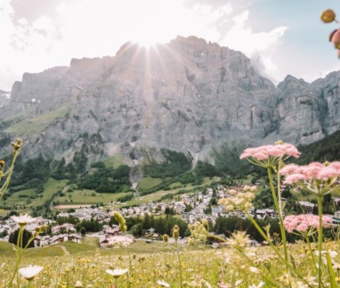 Zwitsers dorp Leukerbad in Wallis in de zomer