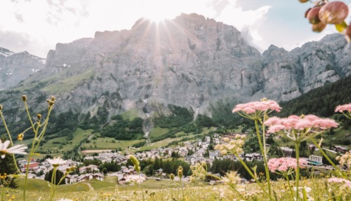 Zwitsers dorp Leukerbad in Wallis in de zomer