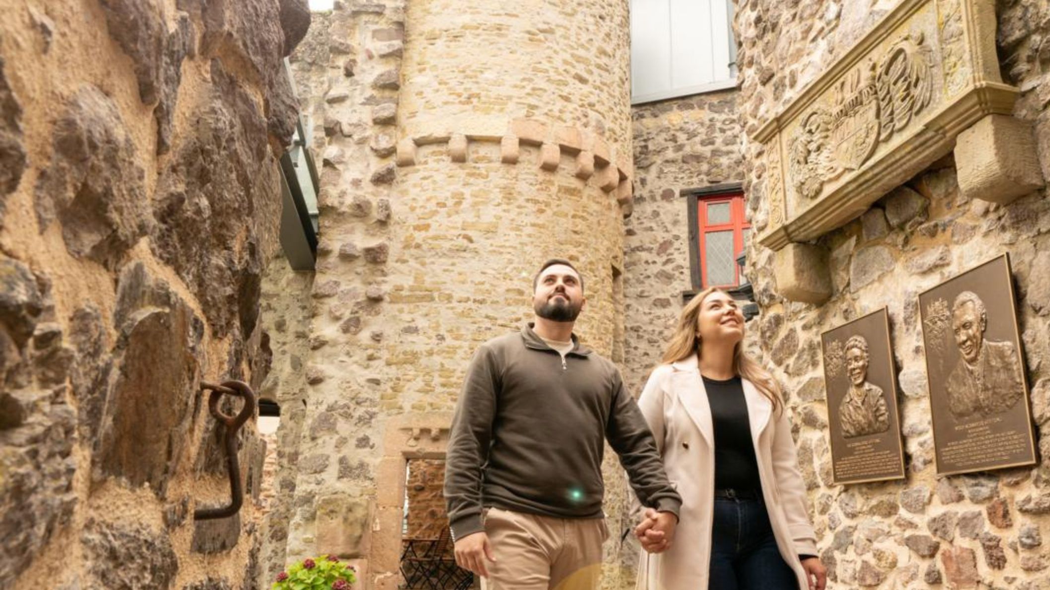 Stel wandelt door de binnenplaats van een historische burcht en oude straatjes in Idar-Oberstein, Duitsland