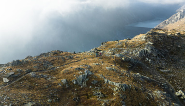 Hikers wandelen over de Mittaghorn in Saas-Fee, Wallis, Zwitserland