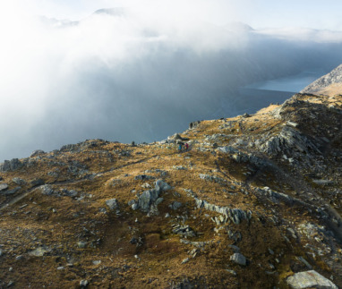 Hikers wandelen over de Mittaghorn in Saas-Fee, Wallis, Zwitserland