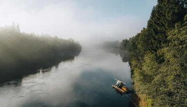 Houtvlot ligt aangemeerd aan de oever van de Klarälven in Värmland